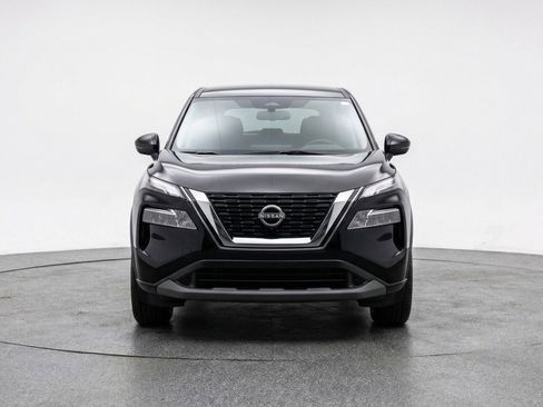 Used 2025 Nissan Rogue SV image 2