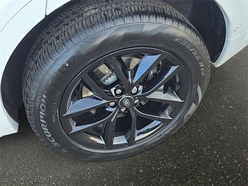 Used 2025 Land Rover Discovery Sport S image 32