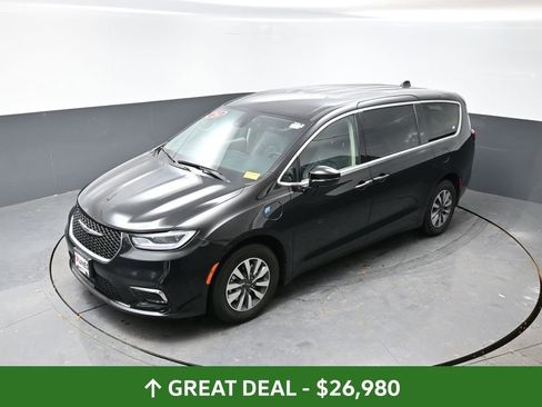 Used 2024 Chrysler Pacifica Select image 47