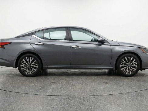 Used 2025 Nissan Altima 2.5 SV image 11