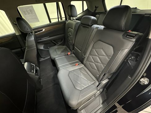 Used 2025 Volkswagen Atlas SE image 26