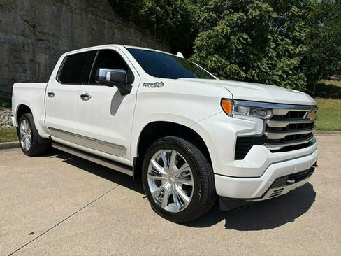 Used 2025 Chevrolet Silverado 1500 High Country w/ High Country Premium Package AWD/4WD image 8