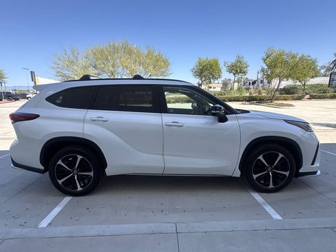 Used 2021 Toyota Highlander XSE AWD/4WD image 2