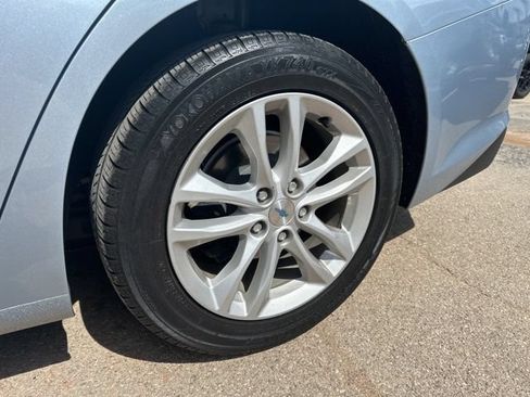 Used 2018 Chevrolet Malibu LT FWD image 2