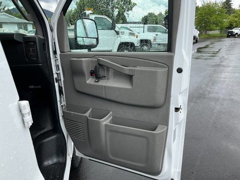 Used 2018 Chevrolet Express 2500 w/ Driver Convenience Package RWD image 19