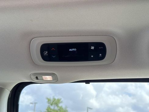 Used 2023 Chrysler Pacifica Touring-L w/ Uconnect Theater Family Group FWD image 21