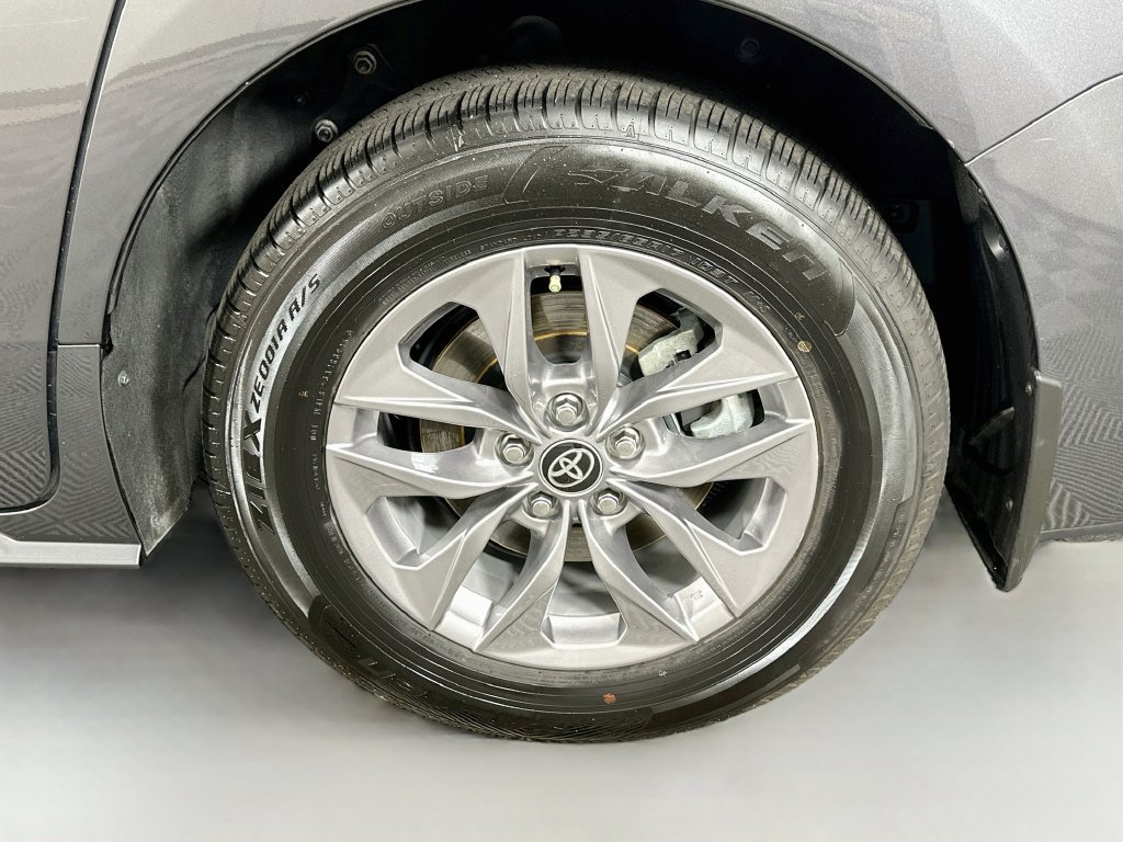 Certified 2025 Toyota Sienna XLE w/ XLE Plus Package FWD image 31