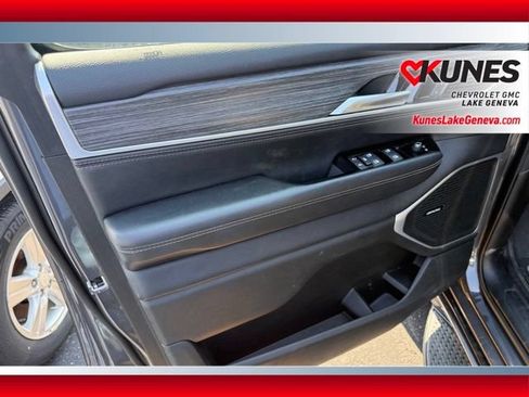 Used 2024 Jeep Wagoneer L Series II w/ Flexible Seating Group AWD/4WD image 12