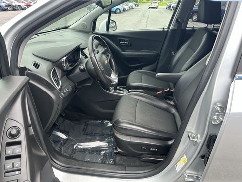 Used 2018 Chevrolet Trax LT w/ LT Convenience Package FWD image 9