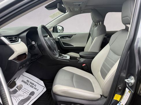 Used 2020 Toyota RAV4 Limited image 9