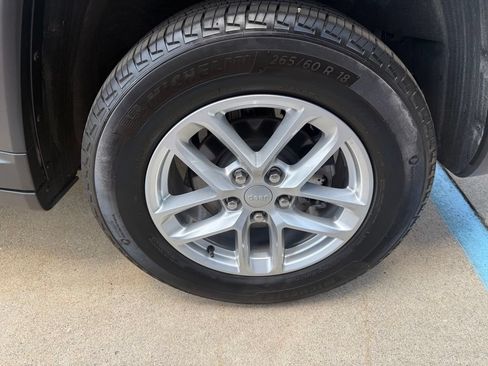 Used 2025 Jeep Grand Cherokee 4WD image 6