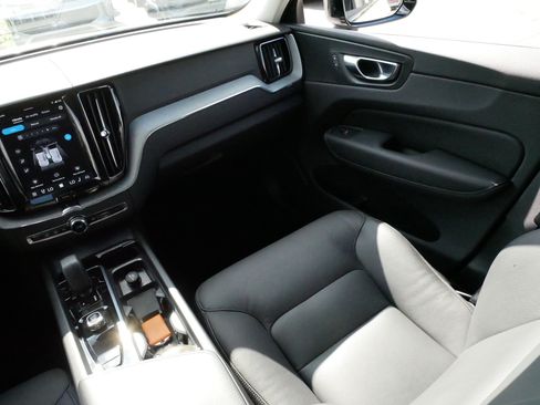 Used 2025 Volvo XC60 B5 Plus AWD/4WD image 11