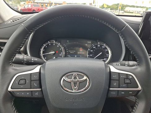 Used 2022 Toyota Highlander XLE AWD/4WD image 20