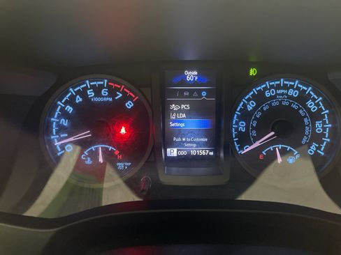 Used 2021 Toyota Tacoma TRD Off-Road w/ Technology Package AWD/4WD image 24