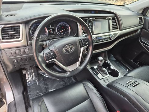 Used 2014 Toyota Highlander XLE AWD/4WD image 10