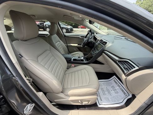Used 2017 Ford Fusion SE w/ Fusion SE Technology Package FWD image 19