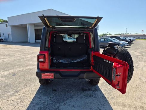 Used 2025 Jeep Wrangler Unlimited Sport AWD/4WD image 26