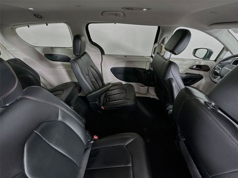 Used 2017 Chrysler Pacifica Touring-L FWD image 28