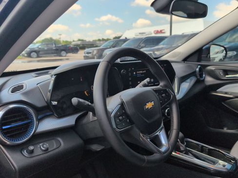 Used 2024 Chevrolet Trax LT w/ Driver Confidence Package FWD image 11