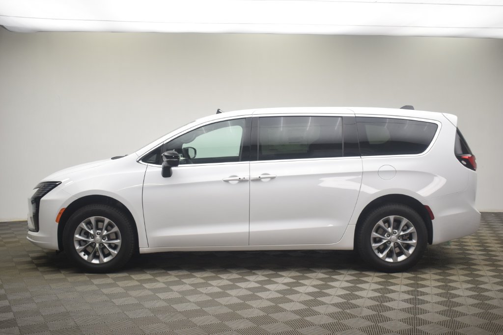 New 2027 Chrysler Pacifica Select w/ Family Tech Group AWD/4WD image 16