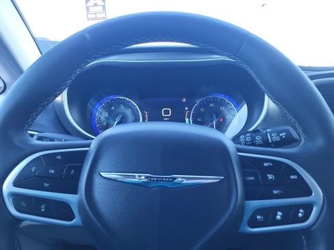 Used 2024 Chrysler Pacifica Touring-L FWD image 10