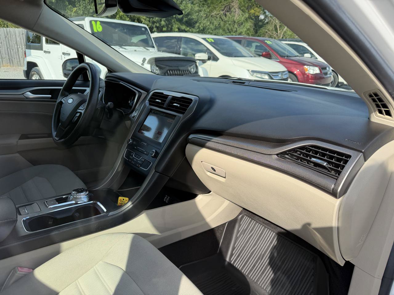 Used 2019 Ford Fusion SE FWD image 8