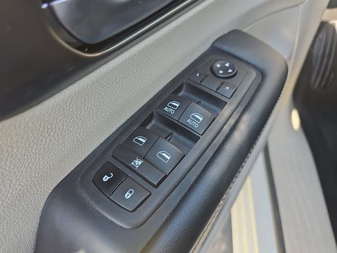 Used 2024 Chrysler Pacifica Touring-L FWD image 8
