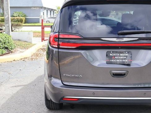 Used 2023 Chrysler Pacifica Touring-L image 16
