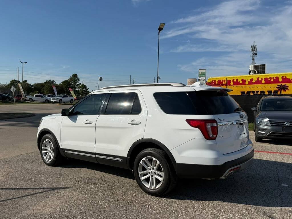 Used 2017 Ford Explorer XLT w/ Equipment Group 201A FWD image 19