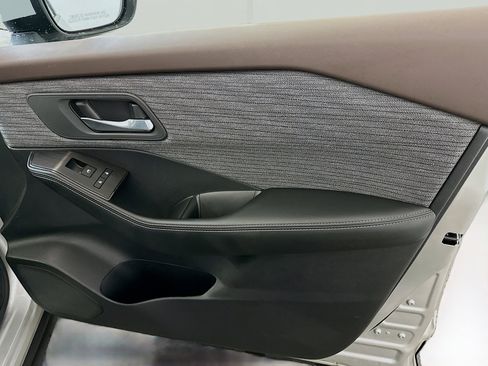 Used 2023 Nissan Rogue SV image 32