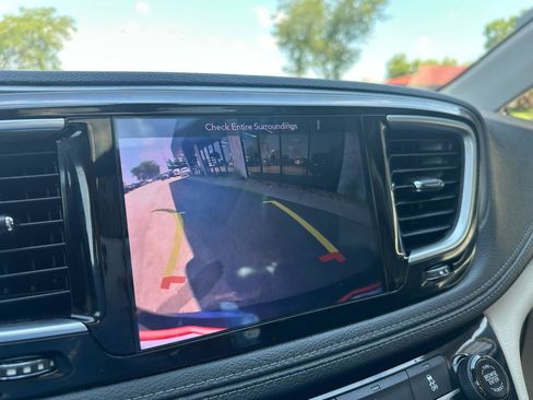 Used 2019 Chrysler Pacifica Limited FWD image 13