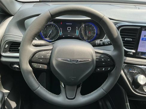 Used 2025 Chrysler Pacifica Limited FWD image 19
