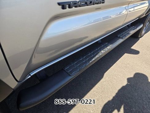 Used 2022 Toyota Tacoma TRD Off-Road AWD/4WD image 9