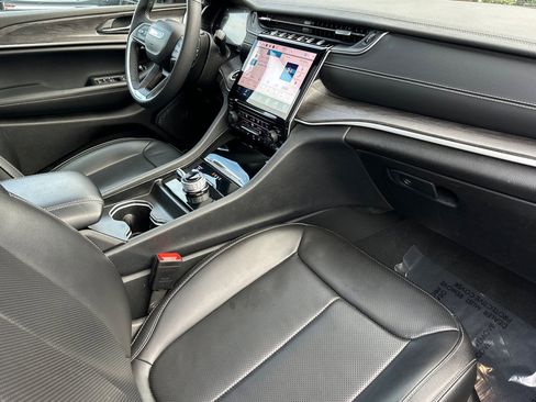 Used 2024 Jeep Grand Cherokee L Limited w/ Luxury Tech Group II image 18