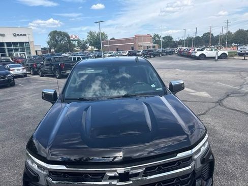 Used 2023 Chevrolet Silverado 1500 LT AWD/4WD image 9