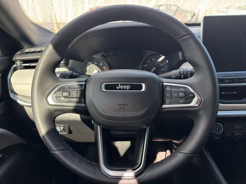 Used 2025 Jeep Compass Limited image 28
