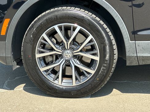Used 2020 Volkswagen Tiguan SE w/ Panoramic Sunroof Package FWD image 12