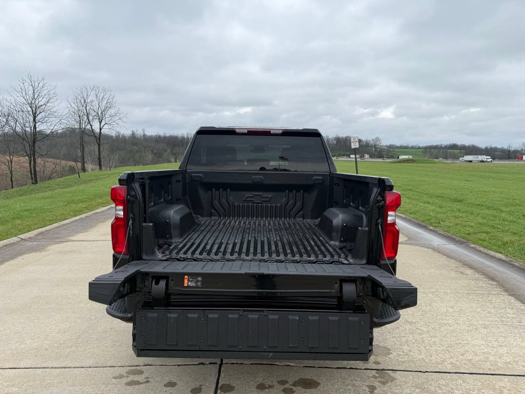 Used 2025 Chevrolet Silverado 1500 RST w/ LPO, Dark Essentials Package RWD image 5