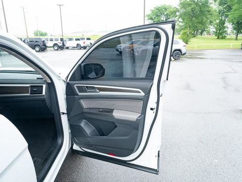 Certified 2022 Volkswagen Atlas SE w/ Black Wheel Package AWD/4WD image 17