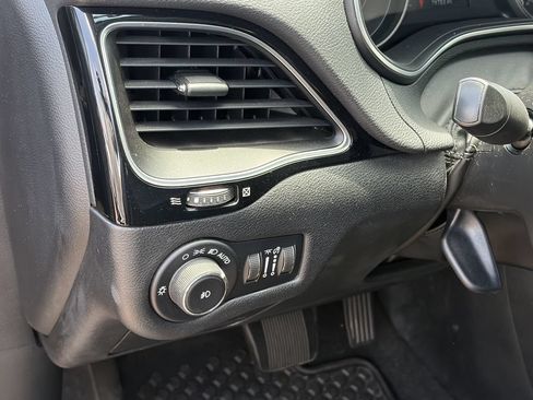 Used 2019 Jeep Cherokee Latitude Plus AWD/4WD image 8