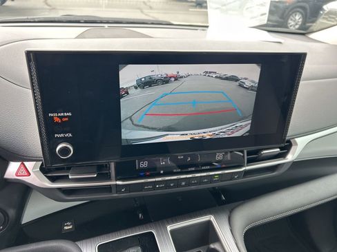 Used 2025 Toyota Sienna XLE image 12