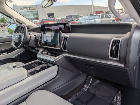 Used 2025 Ford Expedition Platinum AWD/4WD image 34