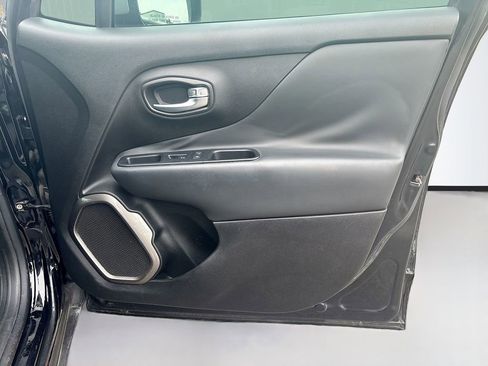 Used 2018 Jeep Renegade Limited FWD image 19