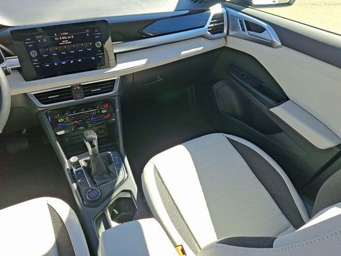 Certified 2025 Volkswagen Taos SE w/ Panoramic Sunroof Package image 16