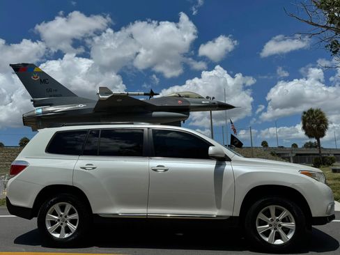 Used 2012 Toyota Highlander FWD w/ Tech Pkg image 1