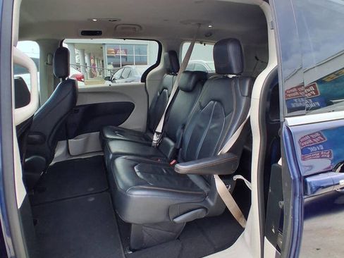 Used 2018 Chrysler Pacifica Touring-L FWD image 11