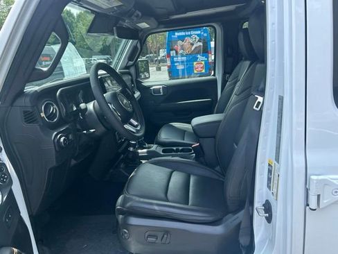 Used 2025 Jeep Wrangler Unlimited Sahara AWD/4WD image 9