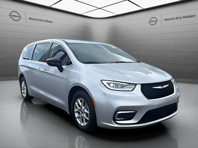 Used 2024 Chrysler Pacifica Touring-L FWD image 2