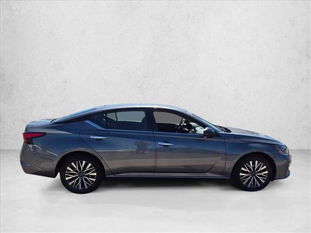 Used 2025 Nissan Altima 2.5 SV FWD image 4