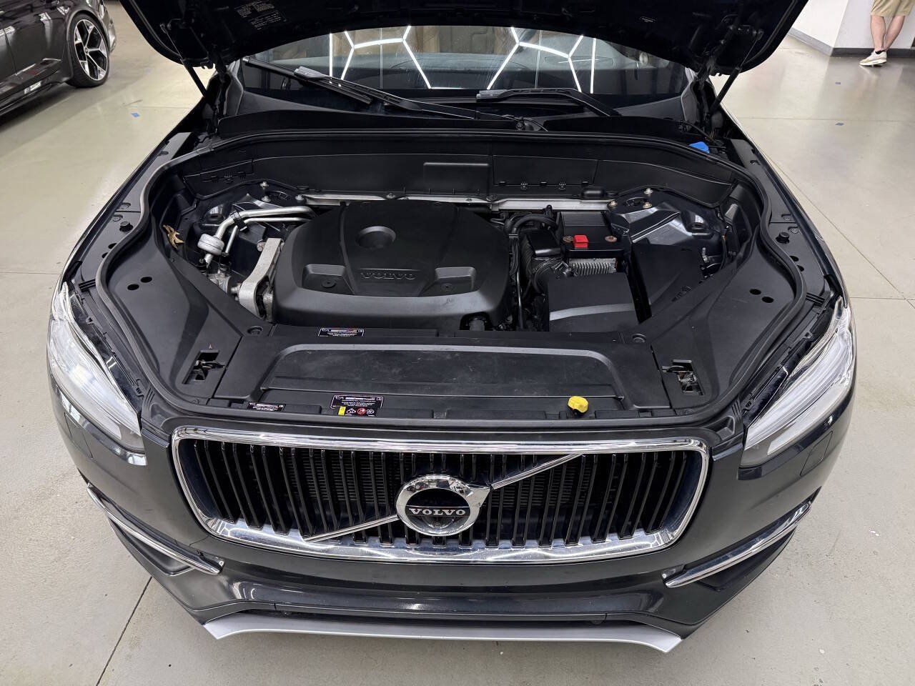 Used 2016 Volvo XC90 T6 Momentum w/ Momentum Plus Package AWD/4WD image 7
